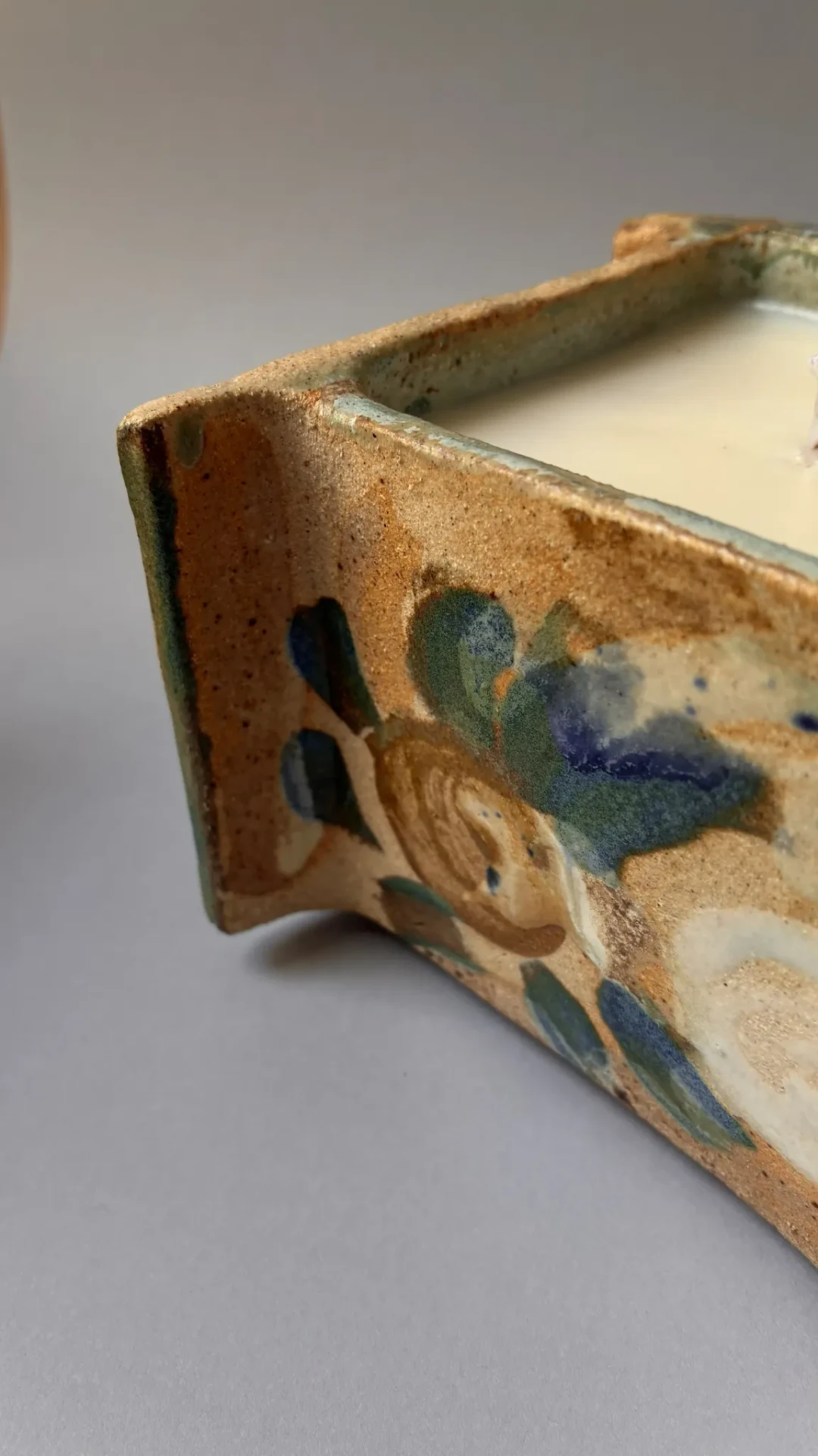 Détail de l’émail abstrait en relief, de la cire de soja vegan et de la mèche en coton.
