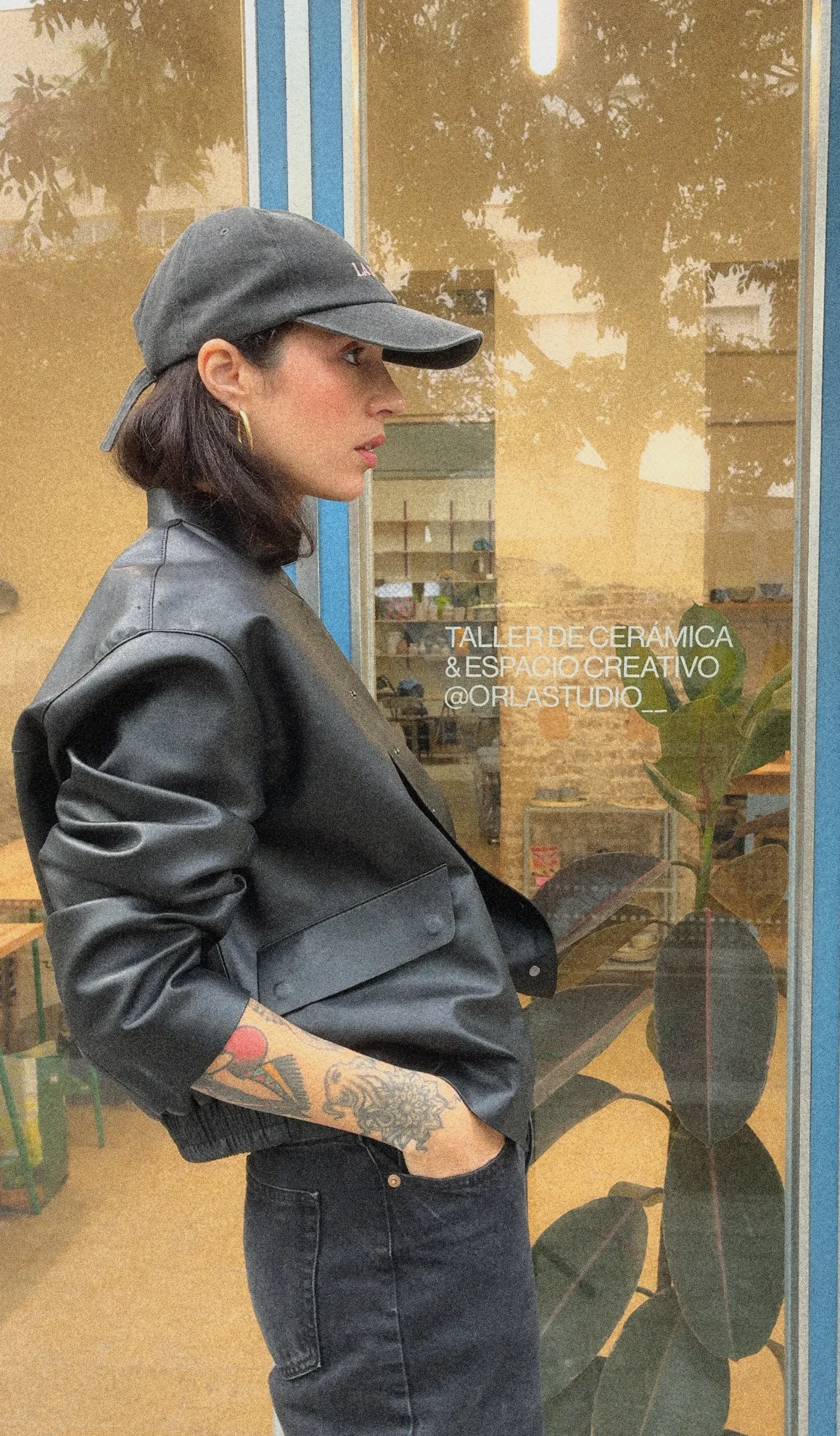 Tania Tenerella devant son studio de céramique à Barcelone.