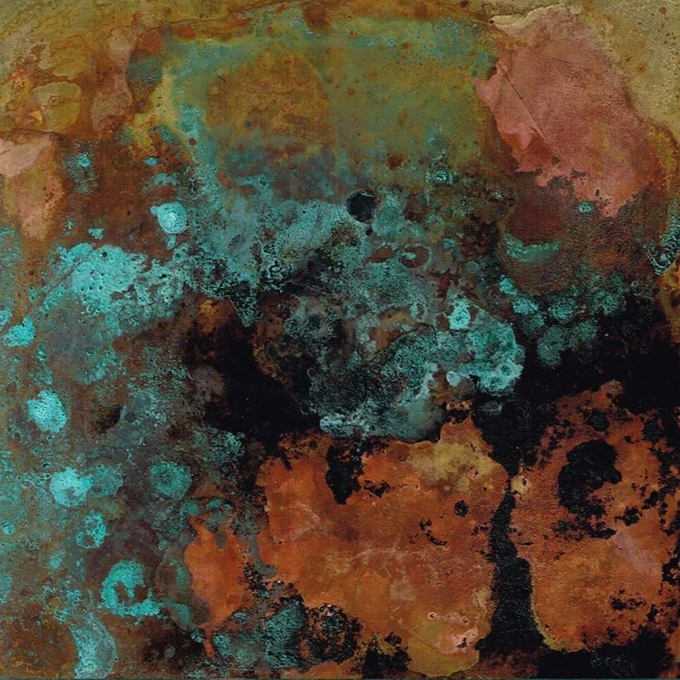 Patine turquoise et rouille aux marques sombres texturées.